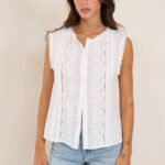 גופיה לבנה בסגנון אלגנטי, בשילוב תחרה מעודנת וכפתורים- yucca