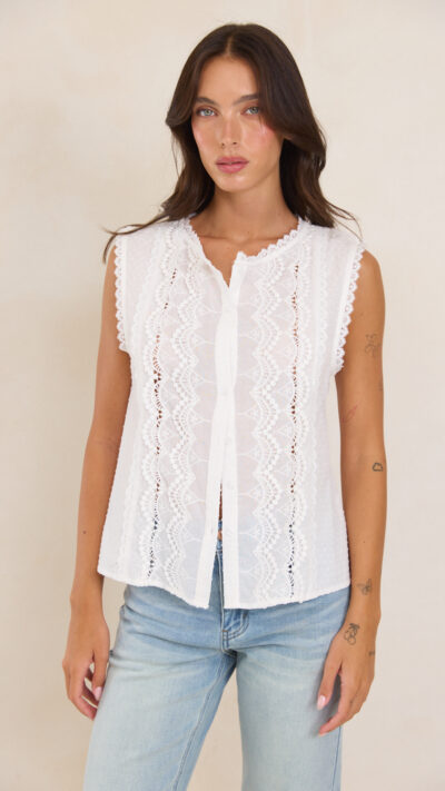 גופיה לבנה בסגנון אלגנטי, בשילוב תחרה מעודנת וכפתורים- yucca