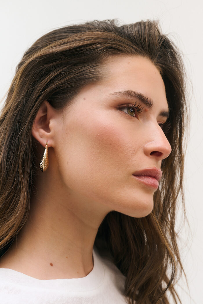 Shell Hoop Earring - Image 5